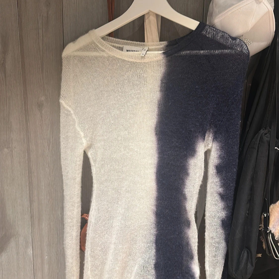 Vit och blå långärmad tröja från Weekday - 1