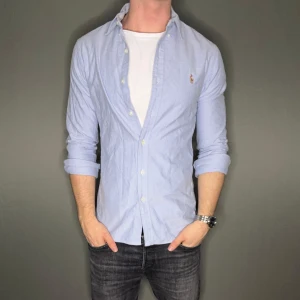 Ralph lauren skjorta - Hej säljer nu min fina Ralph Lauren skjorta i storlek S. Den är i nyskick och kommer vara otroligt snygg nu i vår och framåt sommaren. Nypris cirka 1600kr! Vi kommer att sälja liknande produkter nu närmare våren så glöm inte följa profilen!🌊🍾