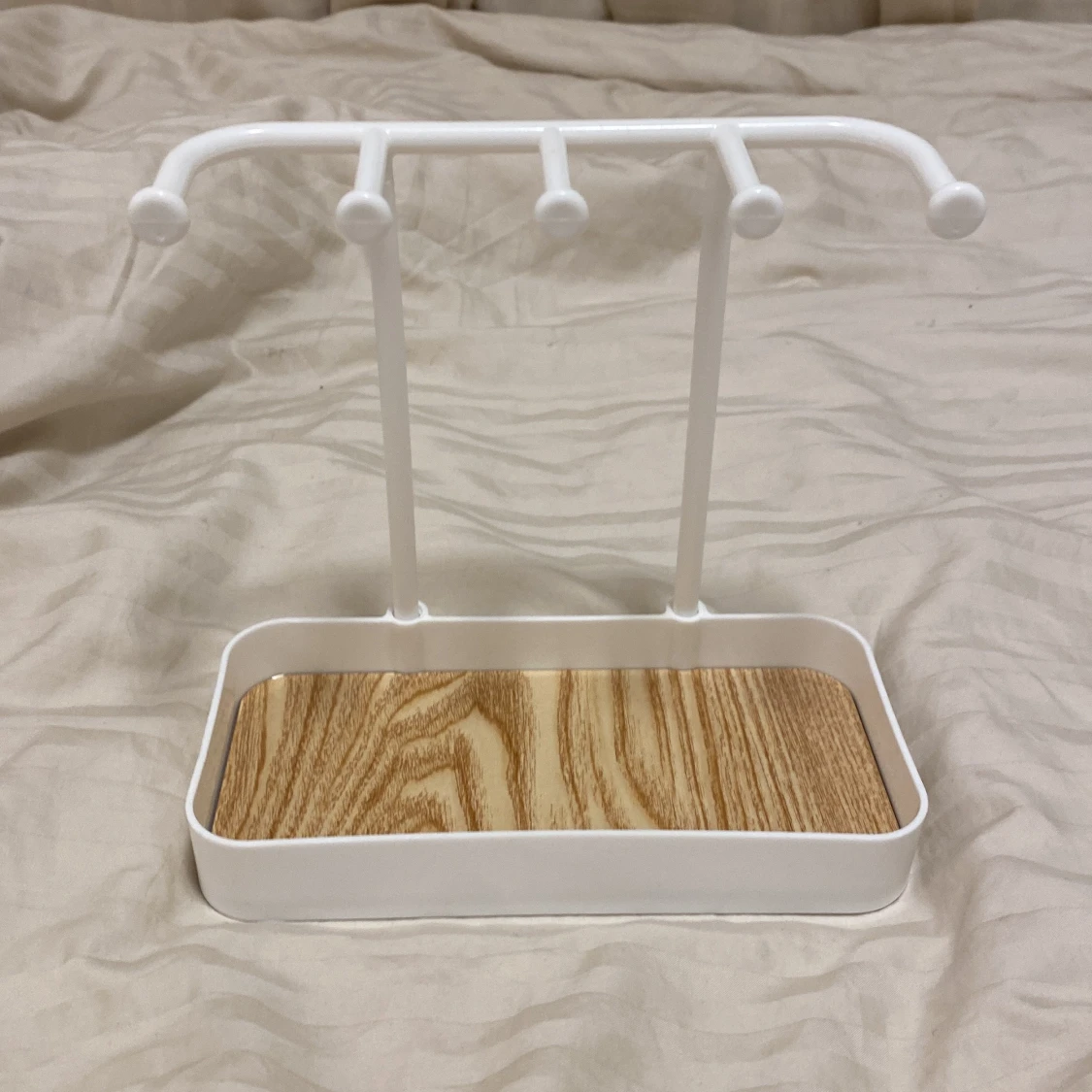 Smyckesställ i vit metall och trä - 1