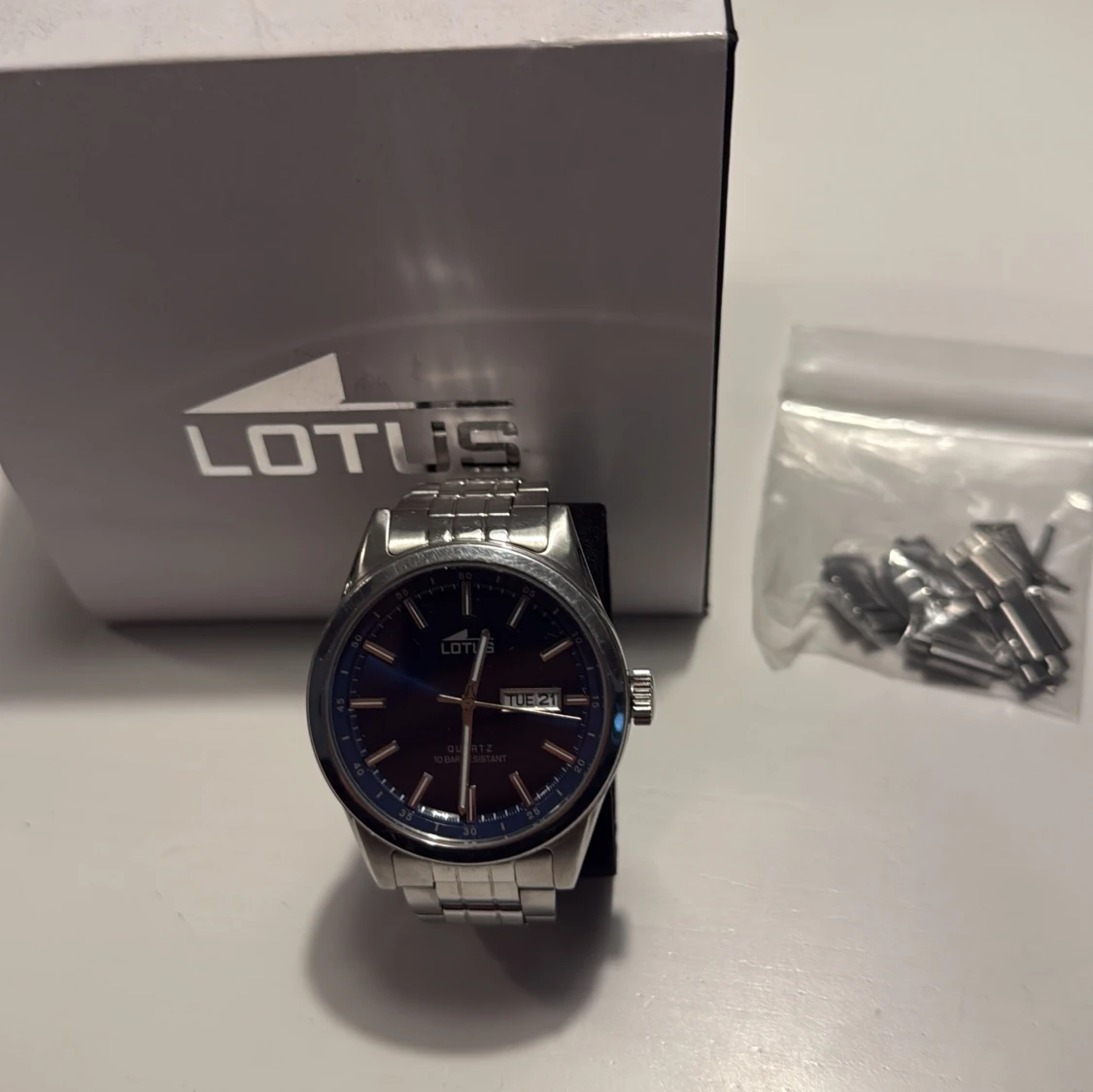 Silverfärgad klocka från Lotus