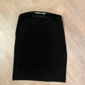 Svart kjol från & Other Stories - Elegant svart kjol från & Other Stories i en klassisk design. Kjolen har en rak passform och är perfekt för en stilren look. Tillverkad i ett mjukt material som ger en bekväm känsla.