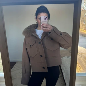 Meotine Kappa - Super in kappa från meltine som är helt slutsåld och säljs ej längre, nypris är 3600, alla knappar sitter jätte bra och kappan är inte nopprig! 