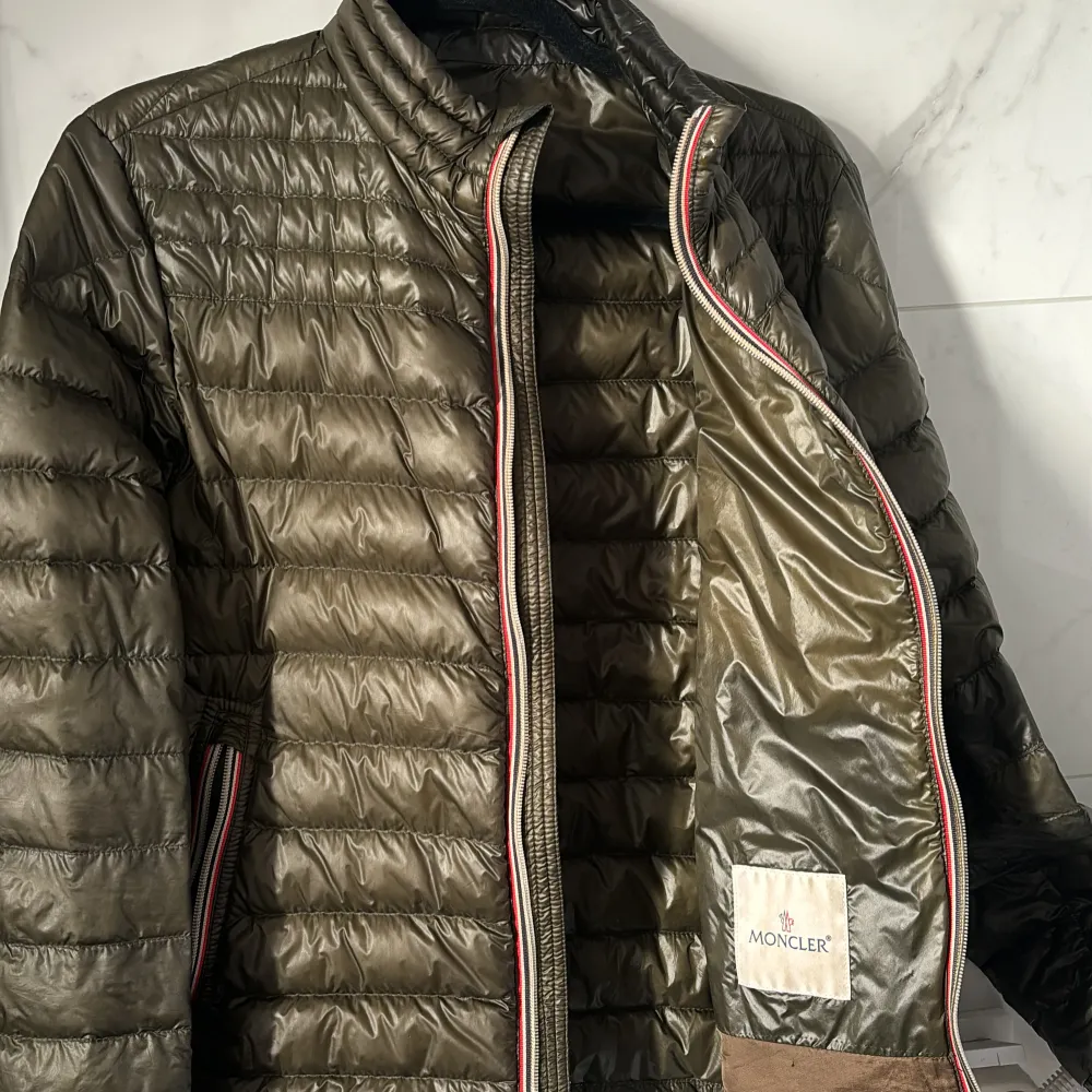 Säljer en snygg olivgrön dunjacka från Moncler. Den är i ett bra skick och i Storleken 1. Nypris är runt 11000kr och vårt pris är endast 3299kr. Modellen heter ”Daniel”. Takit.