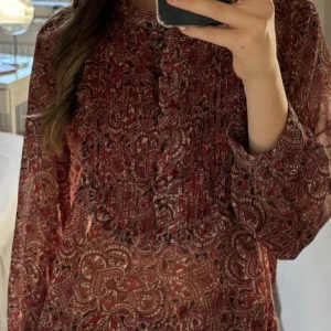 Blus - Säljer denna jättefina blus pga att den inte kommer till användning. Jättefin och skön till sommaren. Väldigt bra skick! Pris kan diskuteras💗
