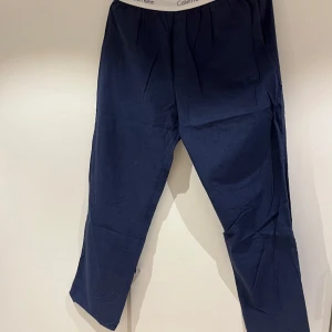 Calvin Klein pyjamas byxor - Ett par mörkblå pyjamasbyxor med resår i midjan.  I ny skick.   Storlek: M
