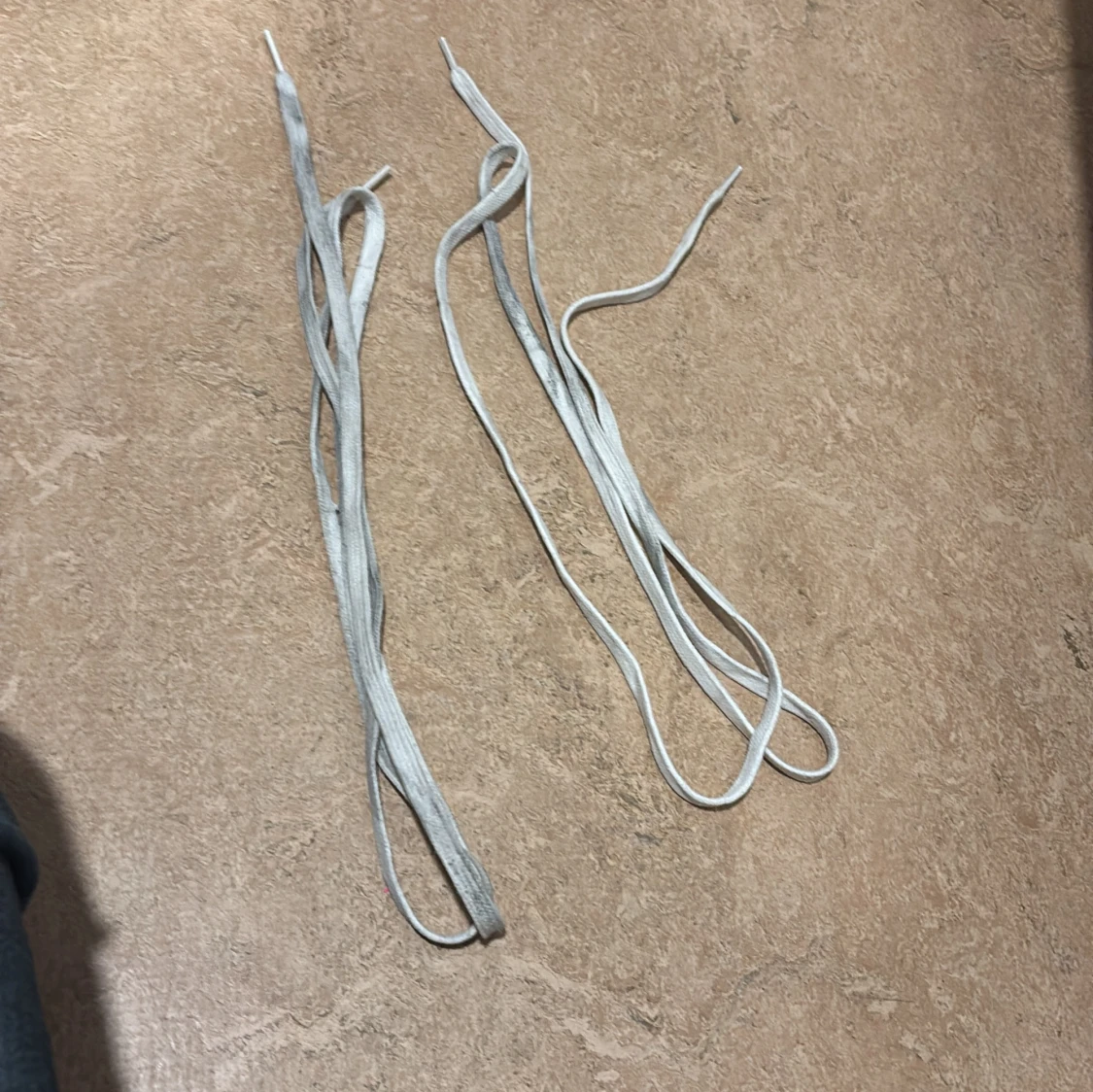 Svarta sneakers med vita detaljer - 1