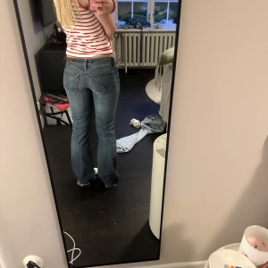 Levi's 572 Bootcut jeans i blå denim - Säljer ett par klassiska Levi's 572 Bootcut jeans i blå denim. Byxorna har ett litet slitnings hål på rumpan men det syns inte som man ser på bilden. säljer då de blivit för små🌸🌸