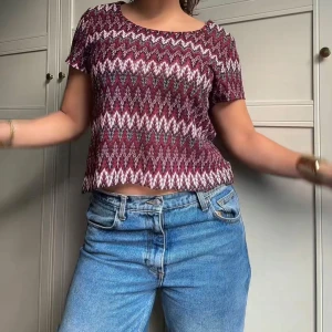 Mönstrad croppad topp i vinrött och vitt - Superfin topp med kort ärm💖