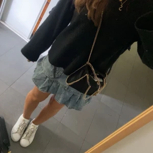Jeans kjol med volang - Jättefin jeanskjol köpt här på plick! Perfekt till sommaren🤍 säljer då den tyvärr var för stor på mig. Köpt för 300 av förra ägaren, bilder är även lånade!💕