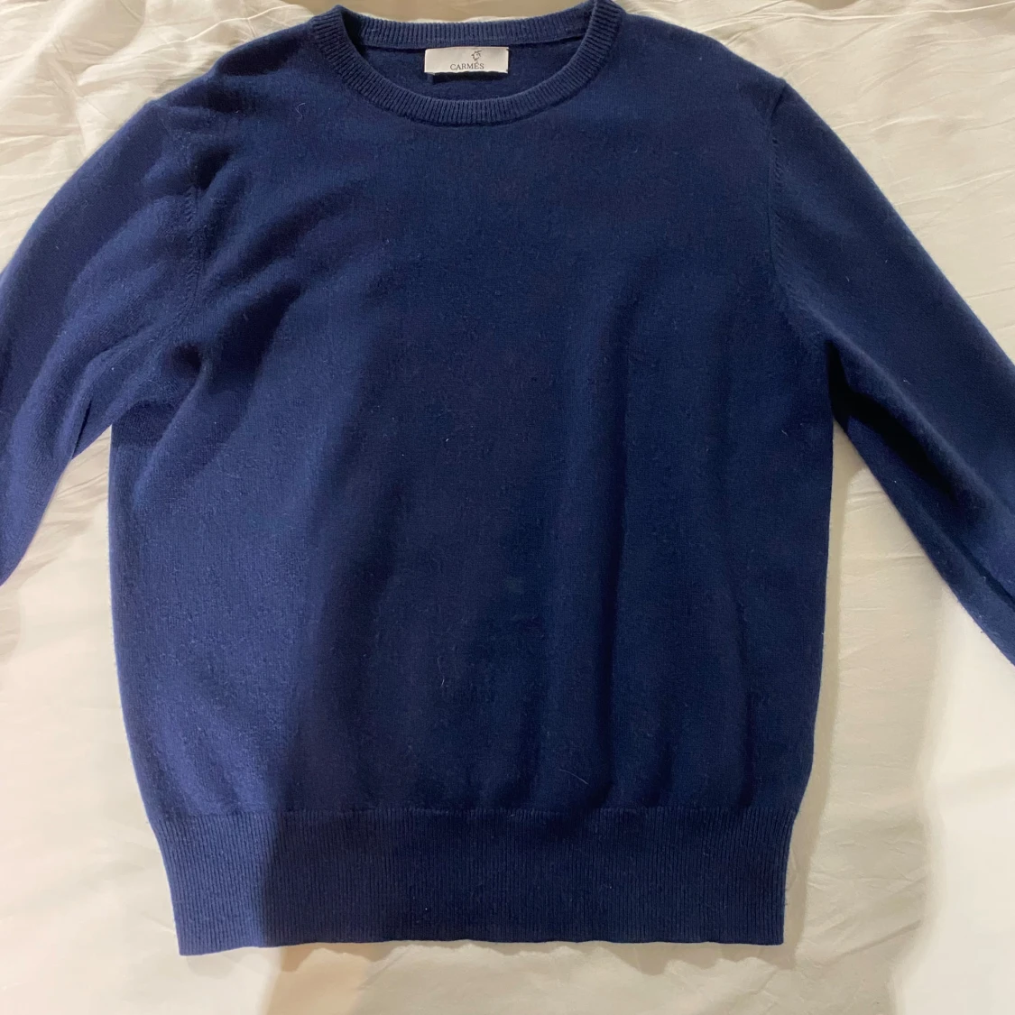 Mörkblå kashmirtröja från Carmes