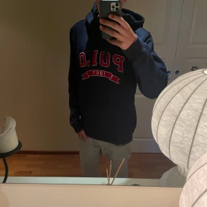 Ralph lauren hoodie! - Säljer en oerhört snygg mörkblå hoodie från Ralph Lauren. Skicket är mycket bra och storleken är L. Färgen är mörkblå/marinblå! Vid fler frågor är det bara att höra av er!🙌