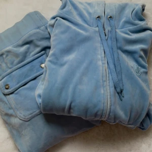 Ljusblå juicy set - Säljer mitt ljusblå juicy set då de blivit för stora. Byxor i M och tröja i S. Tvättar innan jag fraktar dem. Pris kan diskuteras vid snabb affär. 