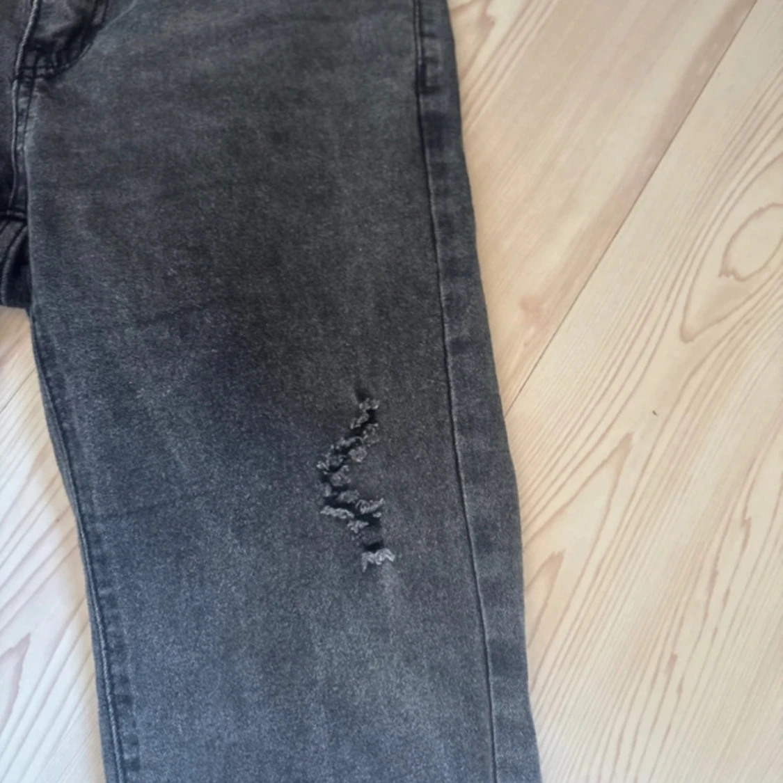 Grå jeansbyxor med slitning - 1
