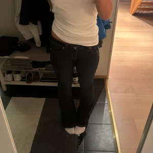 Mörkblå bootcut jeans från True Religion - Säljer mörkblå boutcut jeans från true religion. Storlek 28, midje mått rakt över är 40 och innerbens längd är 81. Använda fåtal gånger pågrund av att de är för stora och ligger bara i garderoben utan användning. Därför jag säljer de, pris kan diskuteras💗
