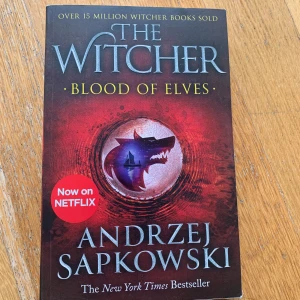 The Witcher: Blood of Elves - Följ med in i en magisk värld fylld av äventyr, faror och mystik! Blood of Elves är första boken i den hyllade Witcher-serien, känd från Netflix. Perfekt för dig som gillar fantasy, episka berättelser och spännande karaktärer.