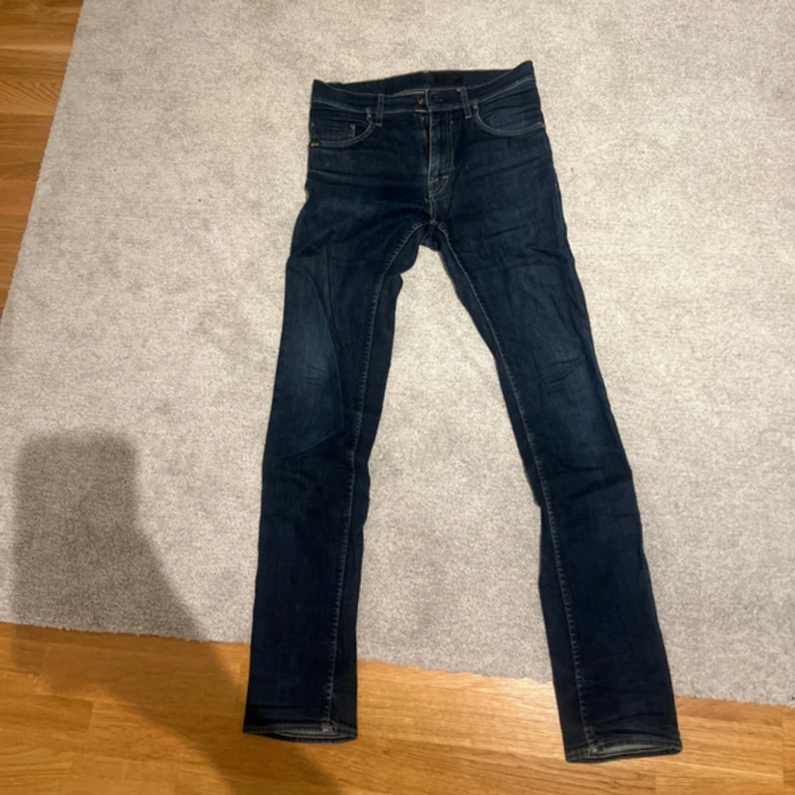 Mörkblå jeans från Tiger of Sweden