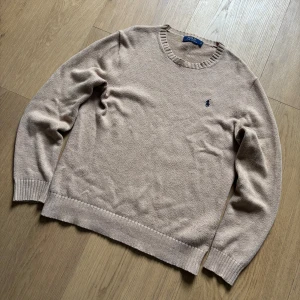 Beige stickad tröja från Polo Ralph Lauren - Tja! Säljer nu en klassisk Ralph Lauren tröja i en skön beige färg. Storlek S. Inga defekter som ny! Vid intresse är det bara att höra av sig 