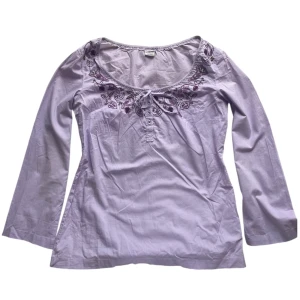 Lila tunika klänning/topp från Esprit - Långärmad lila tunika klänning/topp med blommig broderi, knappar och knytdetaljer 💜Jag brukar ha strl XS/S i överdelar och är 1,67!