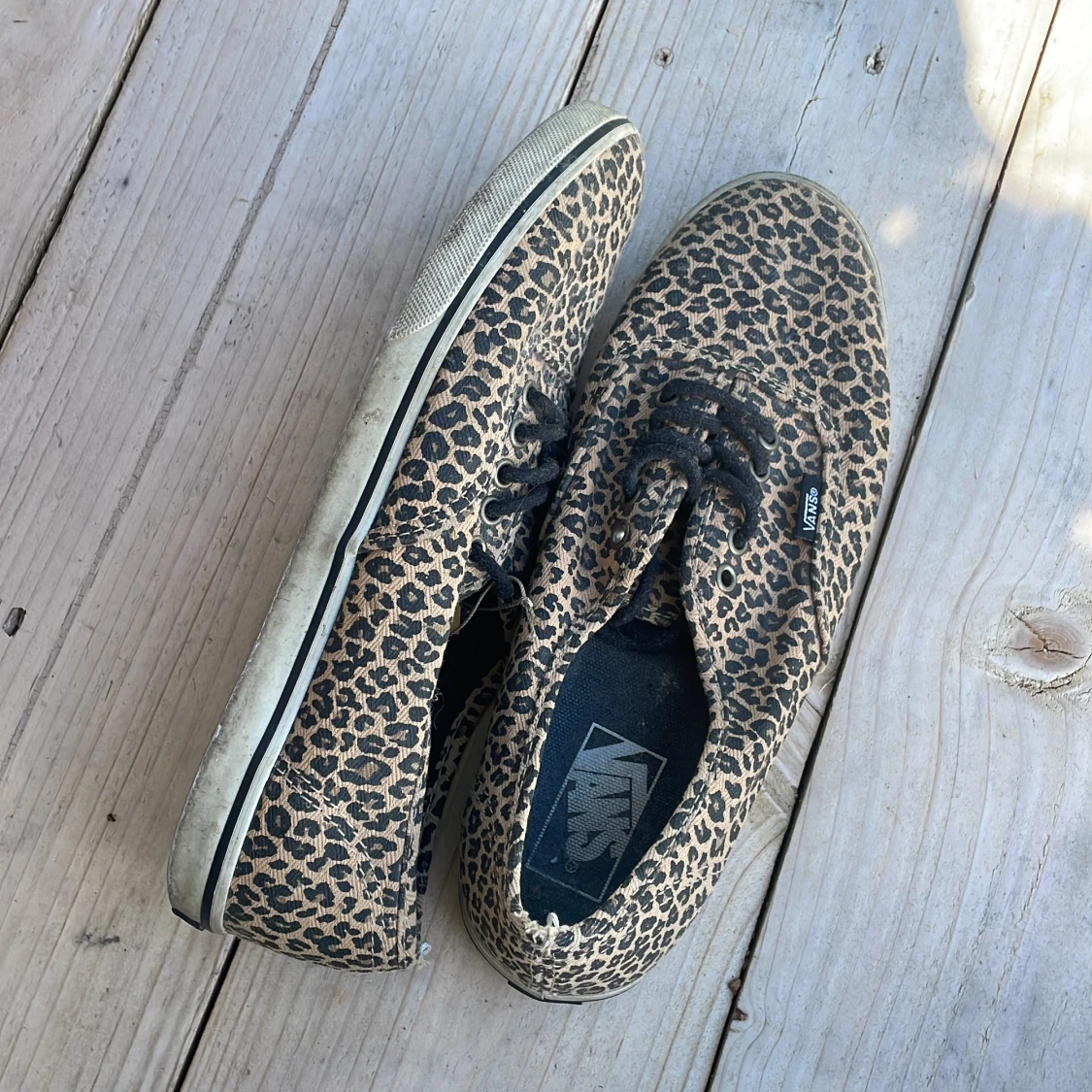 Leopardmönstrade sneakers från Vans (passar 39) - 1