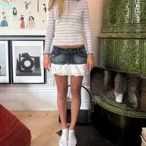 Jeans kjol med volang - Sååå snygg jeans kjol