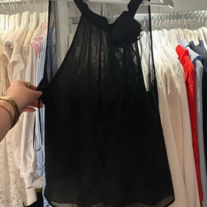 Topp med ros ZARA  - Storlek M. Från Zara 