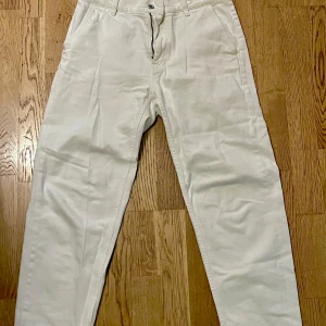 UNIQLO relaxed tapered ankle jeans S - Säljer ett par vita jeans från Uniqlo i storlek S. Byxorna har avslappnad passform, avsmalnade ben. 100% bomull