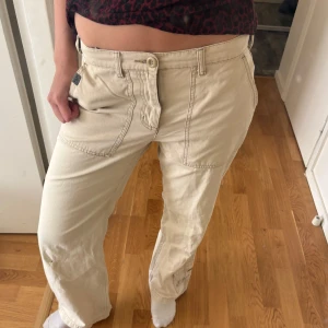 Beiga cargobyxor -  beiga cargo jeans med raka ben, strl s och jag är 177