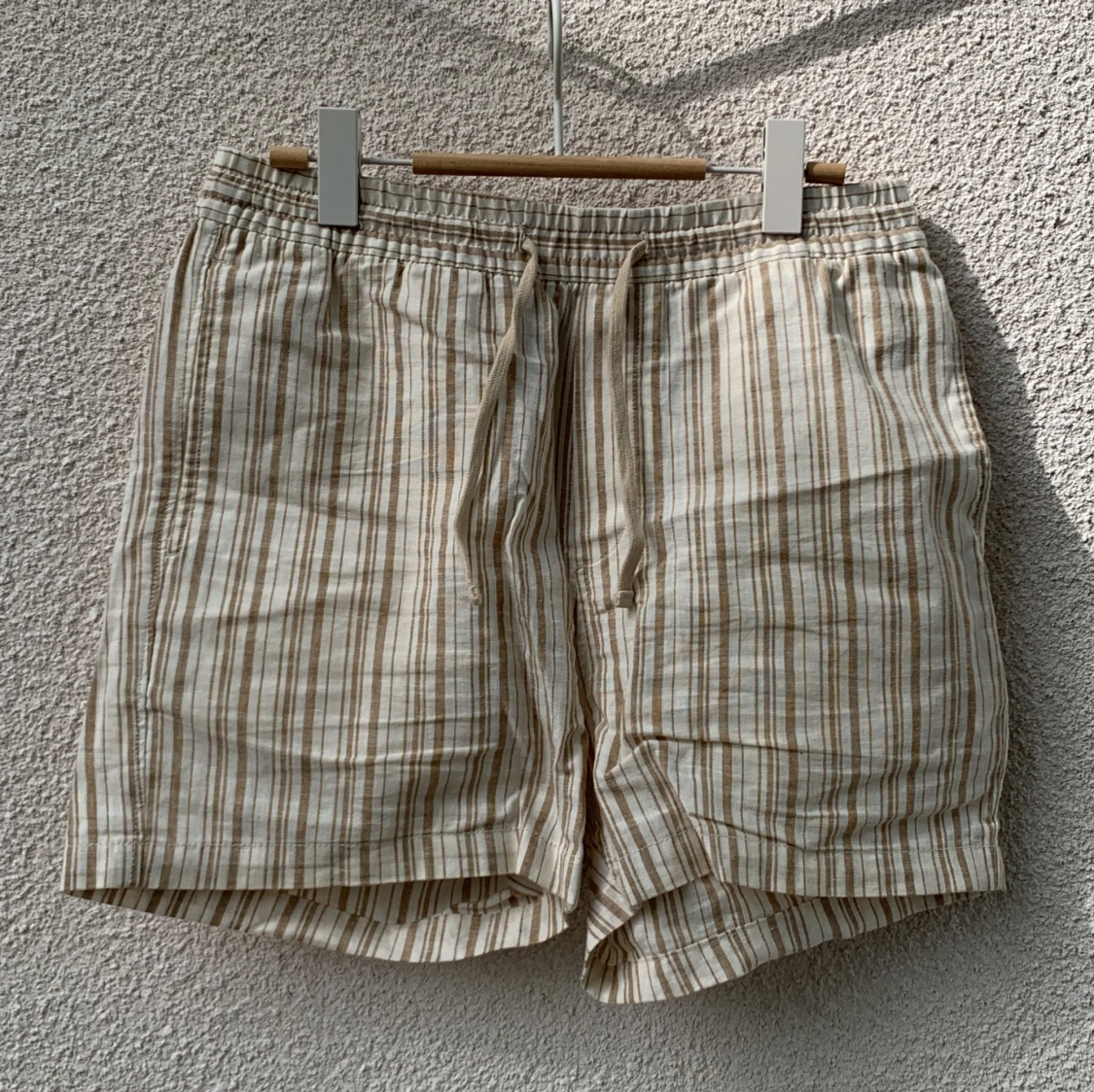 Beige och vita randiga shorts från H&M