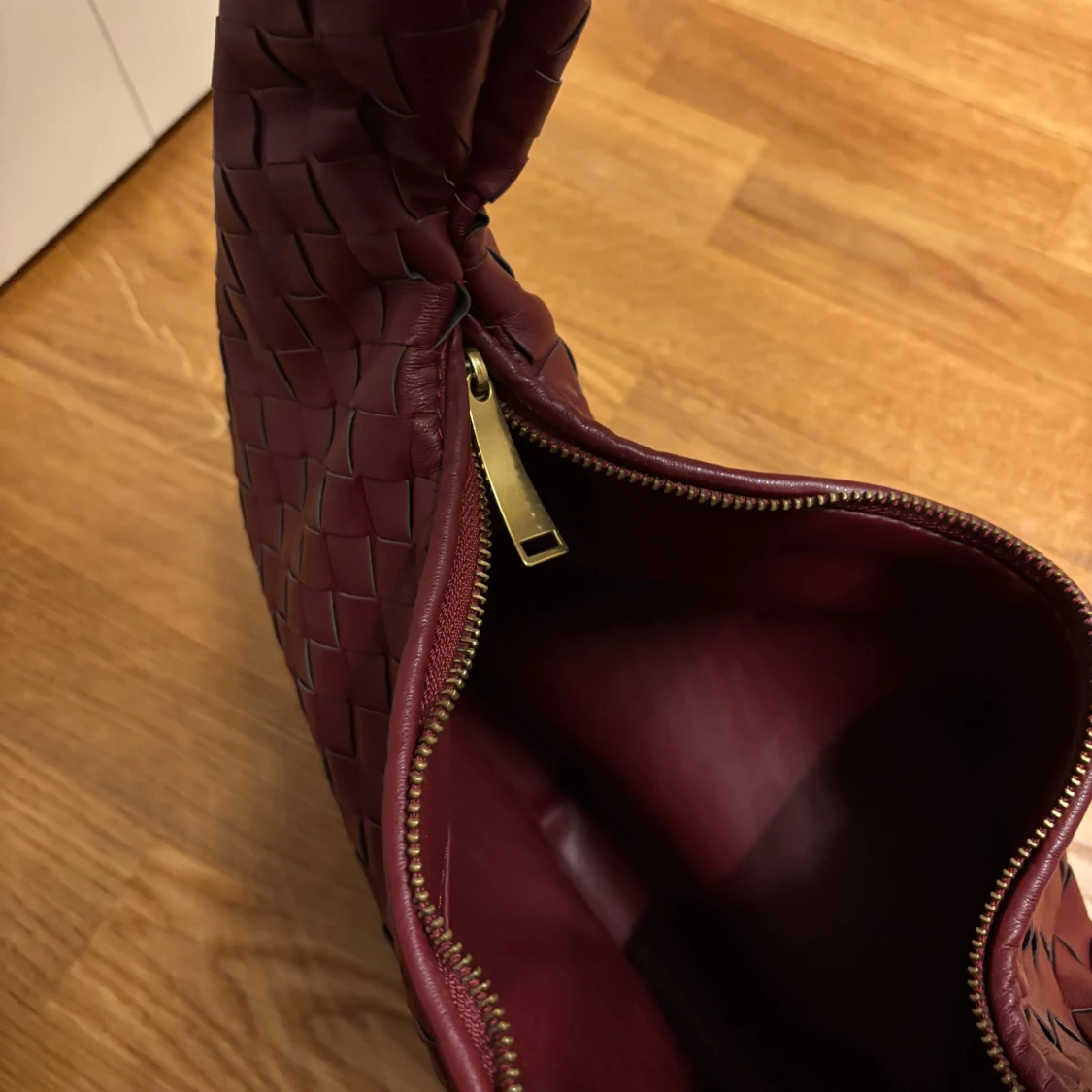 Design by si vinröd väska med knut - 1