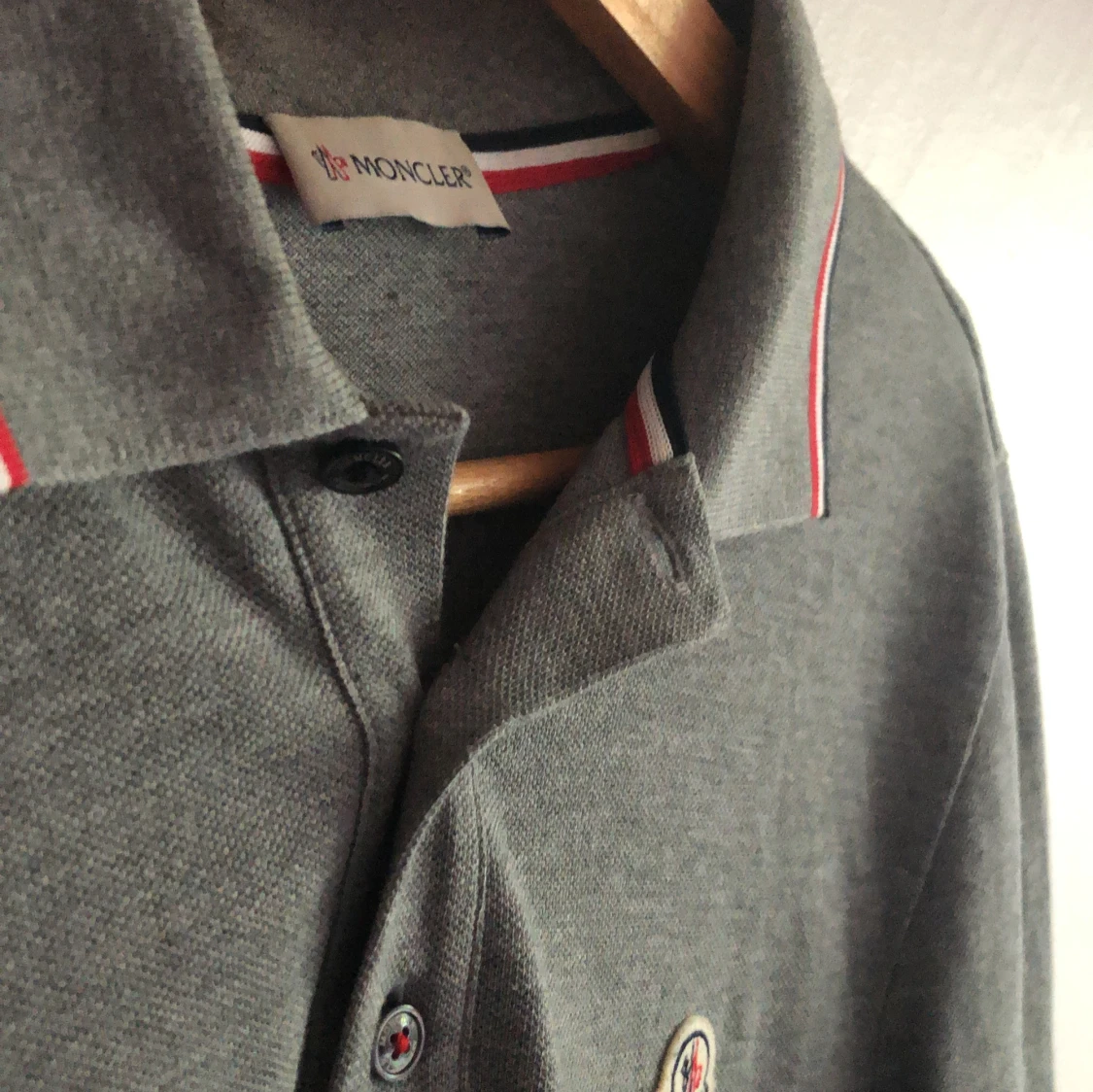 Grå långärmad pikétröja från Moncler - 2