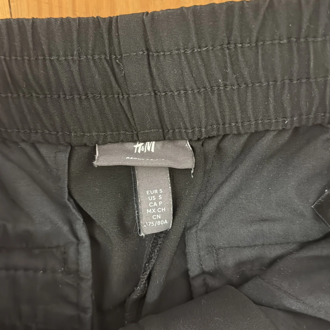 Svarta byxor med resårmidja från H&M - 2