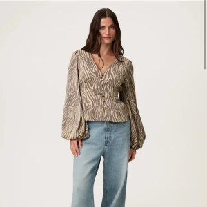 Adoore blus  - Helt slutsåld adooreblus. Jättefin till både vardags o fest. Helt nyskick, aldrig använd