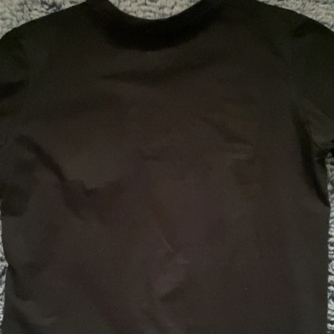 Svart t-shirt med hjärtdetalj från Ami - 1