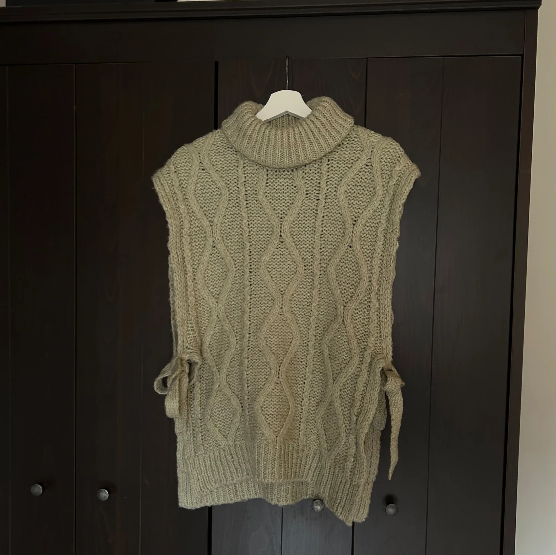 Beige stickad väst med polokrage från Mazing