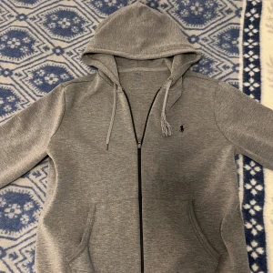 Polo ralph lauren tröja - Inte använd speciellt mycket. Ens snöret pajade i tvättmaskinen