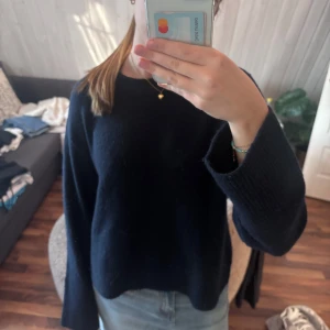 Mörkblå stickad tröja - Mysig mörkblå stickad tröja med rund halsringning och långa ärmar. Från Gina Young i storlek 164. Skriv för mer bilder💕