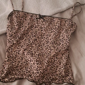 Leopard topp  - Fin leopard topp med dubbelt tyg där fram🩷