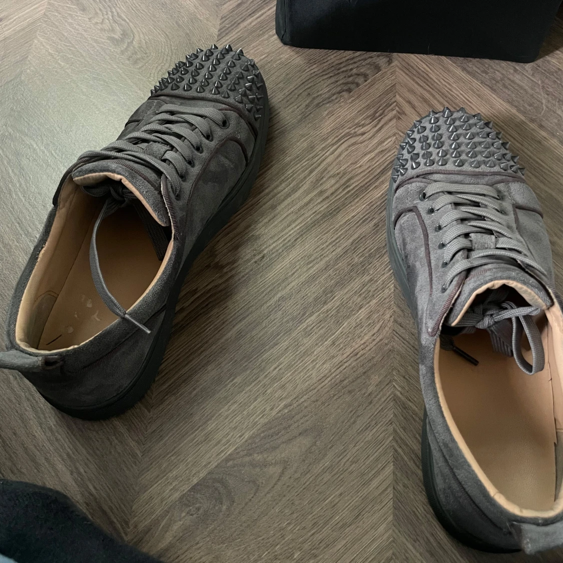 Grå sneakers med nitar