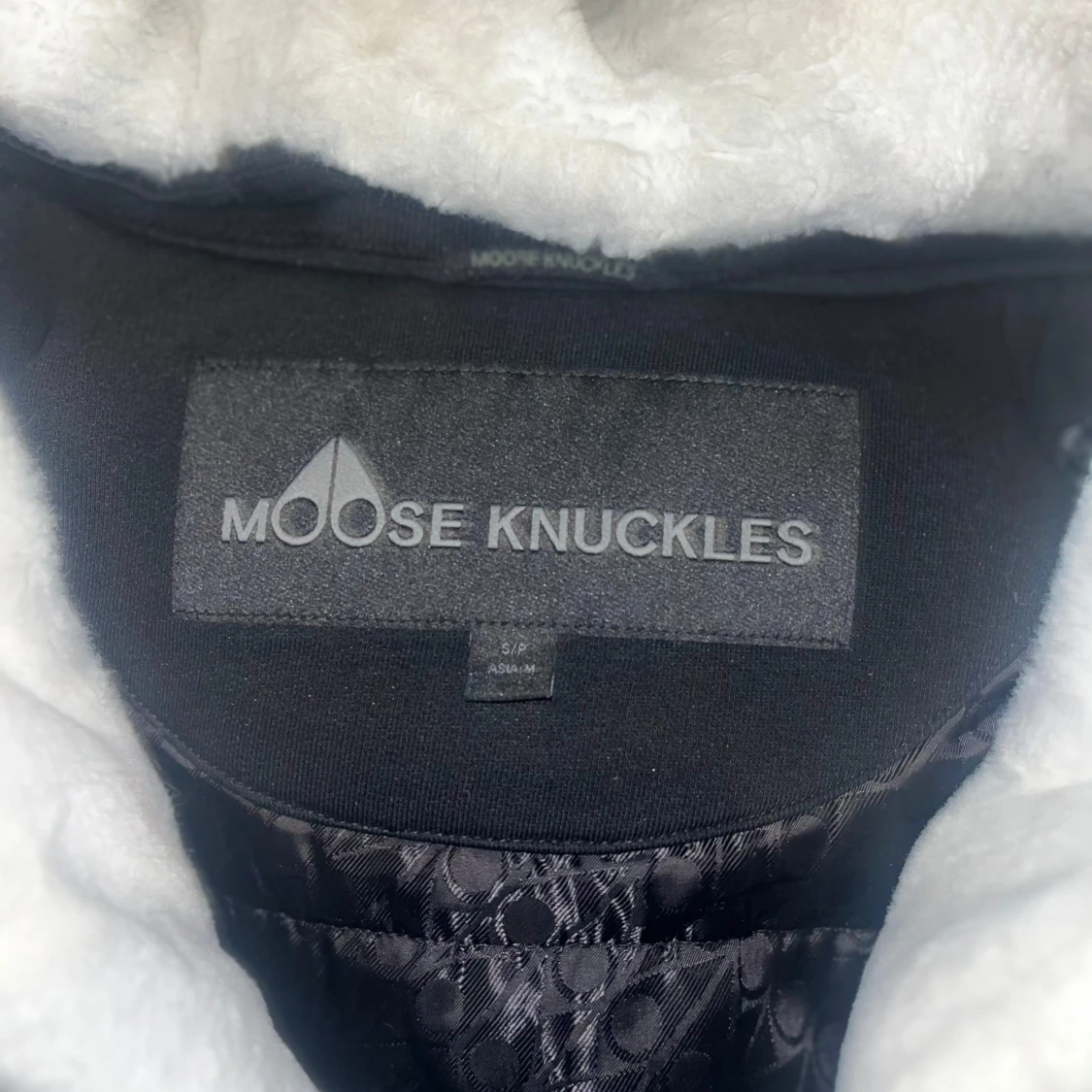 Svart Moose Knuckles jacka - 1