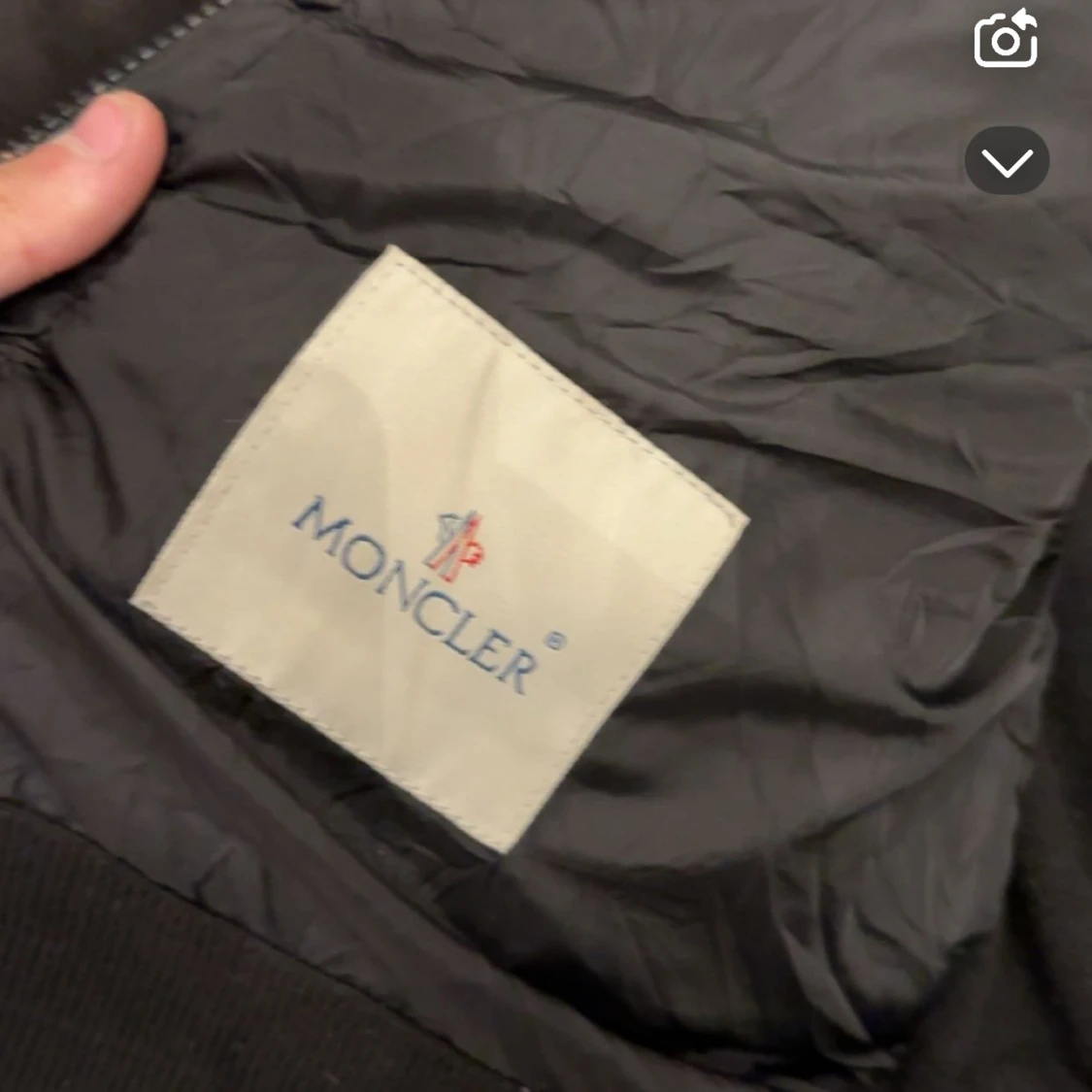 Svart pufferjacka med huva från Moncler - 4