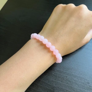Rosa pärlarmband💝 - Säljer ett sött armband med runda rosa pärlor. Perfekt accessoar för att ge din outfit en mjuk och feminin touch. Elastiskt band gör det enkelt att ta på och av.💝