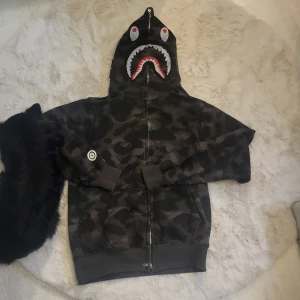 Bape hoodie - Säljer för att den inte e min stil längre, pris kan diskuteras