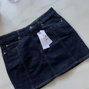 Jeanskjol - Säljer den populära jeanskjolen från gina tricot som är slutsåld i nästan alla storlekar💕 Passar mig som vanligtvis har M/L. Kjolen passar till Ginas supersnygga jeansjacka i den mörka färgen🌼 Den är aldrig använd utan endast testad💕Jag kastade returpåsen då jag hade tänkt att behålla den först så kan tyvärr inte skicka tillbaka den🫠 Färgen heter: Rinse (5751) Artikelnummer: 245505751 Bara att skriva om du har några funderingar🌼💕