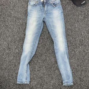 Nudie Jeans - Tja, säljer dessa schysta nudie jeansen till ett grymt pris! Storlek 27/32 och sitter grymt bra till någon som gillar när d sitter bra! Pris går att diskutera! Frågor elr funderingar, bar höra av er!
