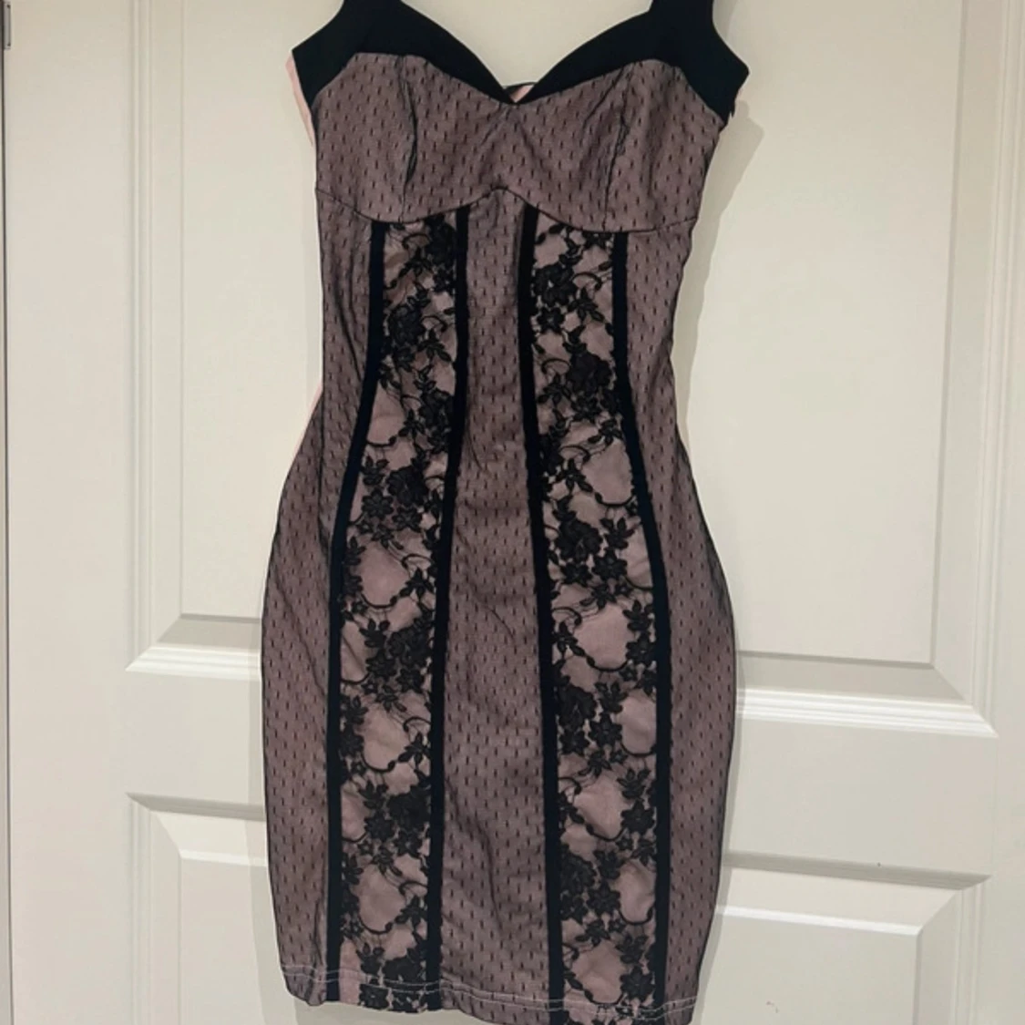 Svart och rosa spetsklänning med snörning