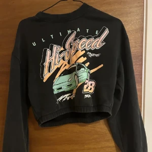 Croptop - En fin svart croptop med coolt tryck på! Aldrig använd!