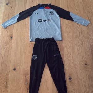 FC Barcelona tränings kit - Säljer nu mitt fc Barcelona tränings kit eftersom att jag nästan aldrig har på mig det längre. Jätte fint skick men litet hål på höger knä i byxorna eftersom att jag spelade fotboll med de på. Pris kan diskuteras 