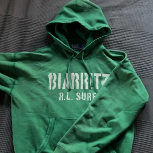 Polo Ralph Lauren Hoodie - Säljer en grön hoodie från Polo Ralph Lauren! Använd typ en gång, behöver tyvär säljer pga att den är aningen för kort och tog bort lappen.. Den finns kvar så det är ingen bs. Den är sliten i designen och ser otroligt fet ut på! Hör av er vid frågor!🔥(Nypris 2400kr)