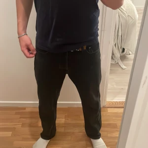 Svarta jeans - Bra skick knappt använda, nypris 599kr