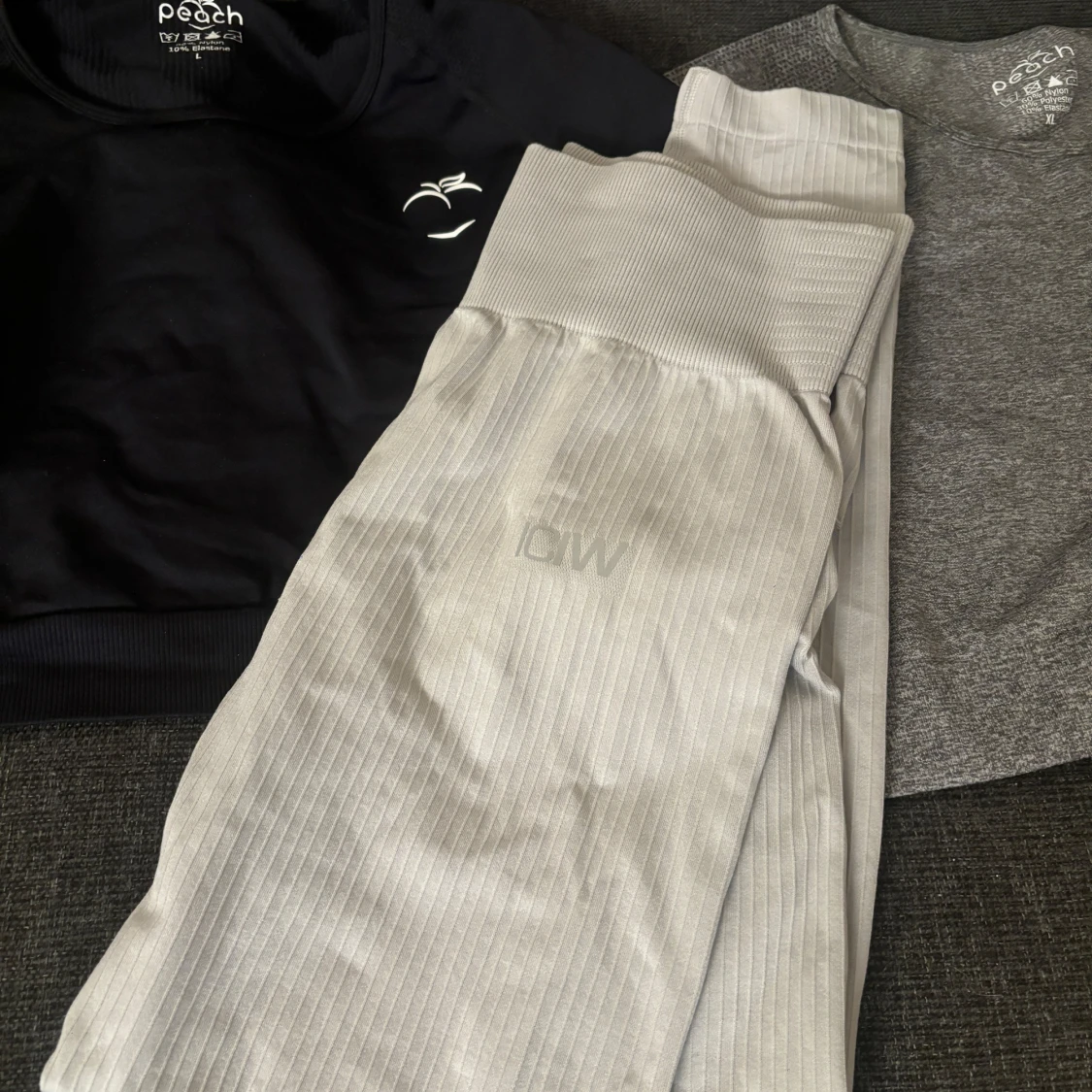 Grå och svart långärmad tröja från Peach - 1